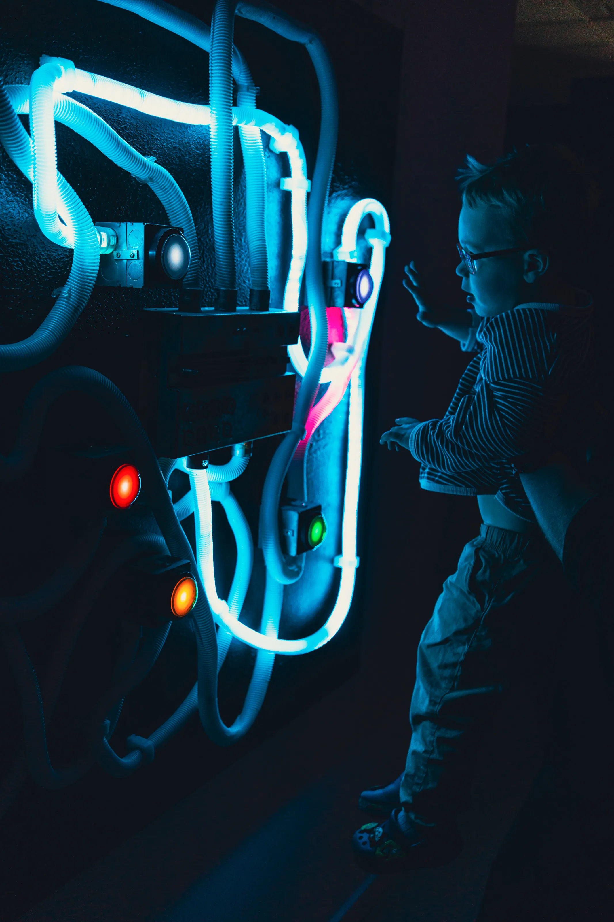 A child plays with the button game